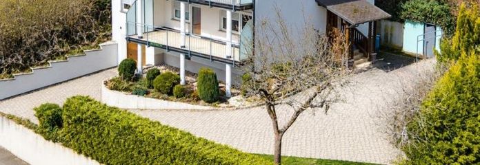 Preisreduziert! Fernsicht: Gepflegtes Dreifamilienhaus mit 2 Garagen & Carport