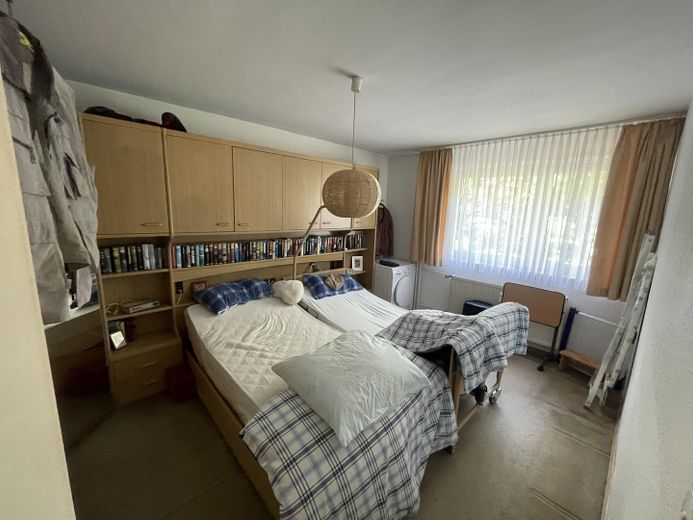 شقة استثمارية مؤجرة - باد هومبورغ - 3.5 غرف مع مطبخ وحمام وشرفة – Schlafzimmer