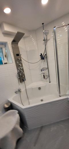 Exclusive 3-room apartment, fitted kitchen, terrace, winter garden + garden, top location Pforzheim Nordstadt – Bad mit Wanne