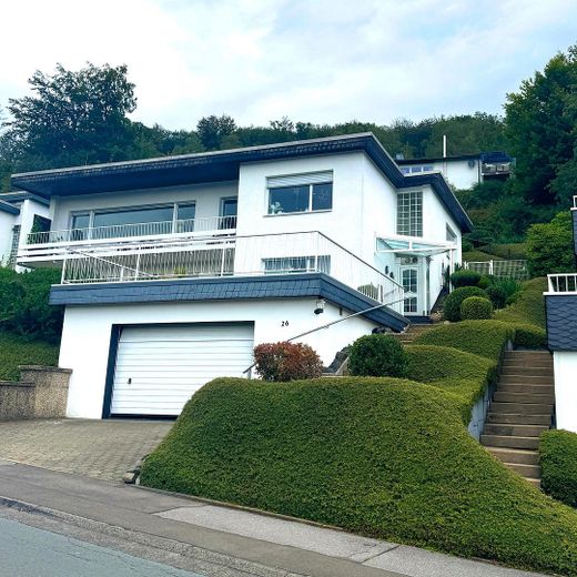ZWEIFAMILIENHAUS | ZWEI WOHNUNGEN | ZWEI GÄRTEN | HAUS MIT PANORAMA-BLICK – Front-Sicht