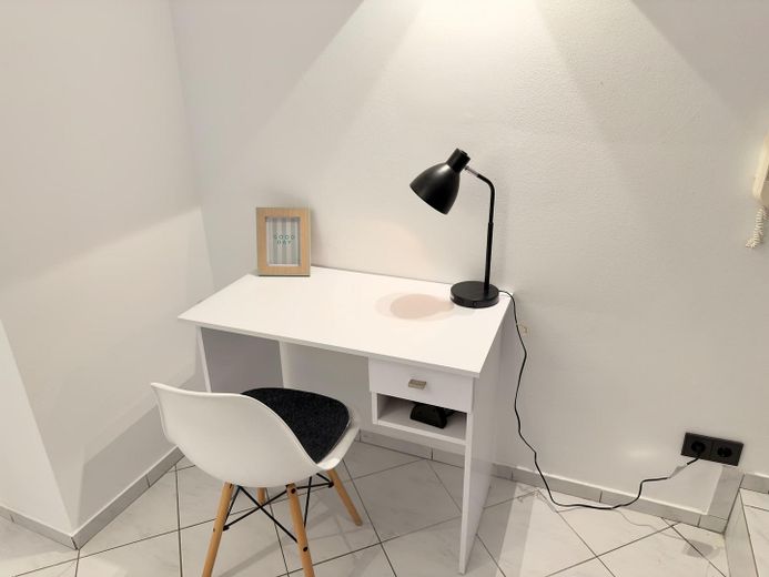 Voll ausgestattete helle Wohnung & Parkplatz im Souterrain mit Whirlpool & Garten – Homeoffice