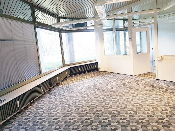 Retail space / office / practice — quiet yet central / S-Bahn around the corner / on 2 levels – 2geteilter Raum im EG: 64,59qm