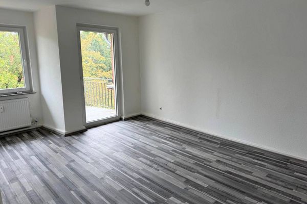 BALKON und Wannenbad: Moderne 3-Zimmer-Wohnung in naturnaher Wohnlage