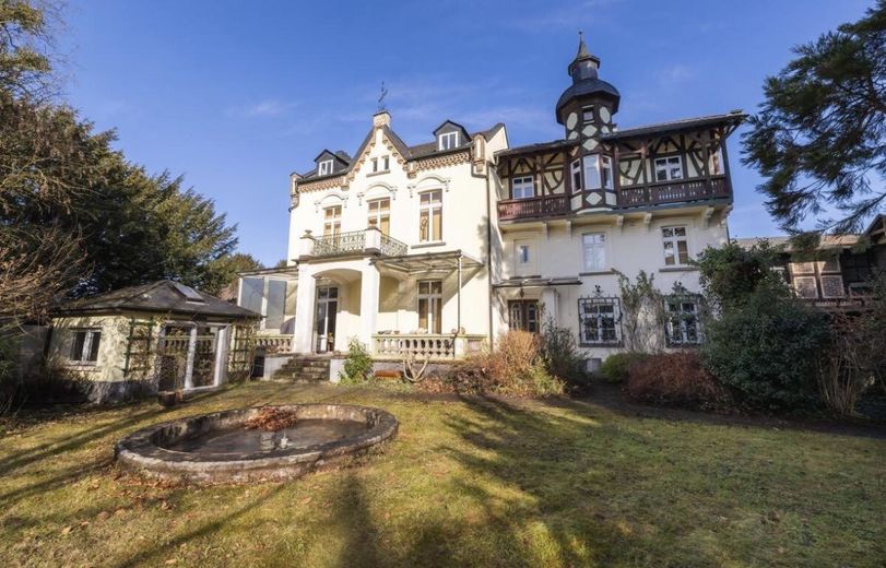 Villa histórica con vistas al Rin, edificio anexo y garaje – Hausansicht Garten