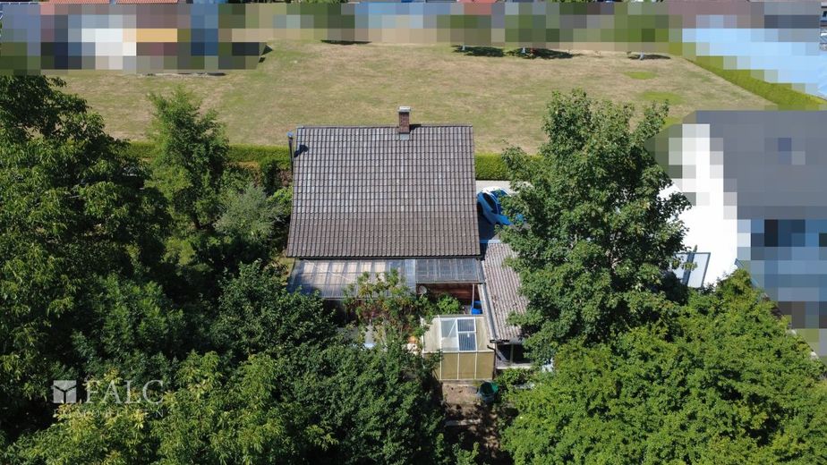 Charmantes Einfamilienhaus mit großzügigem Grundstück – Außenansicht
