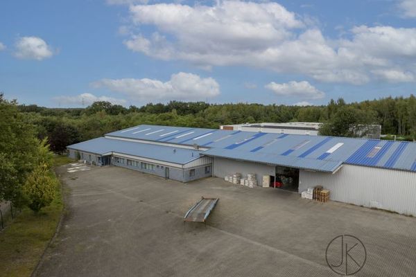 ***Bien commercial avec hall de stockage, aile de bureaux et showroom à Bremen-Farge