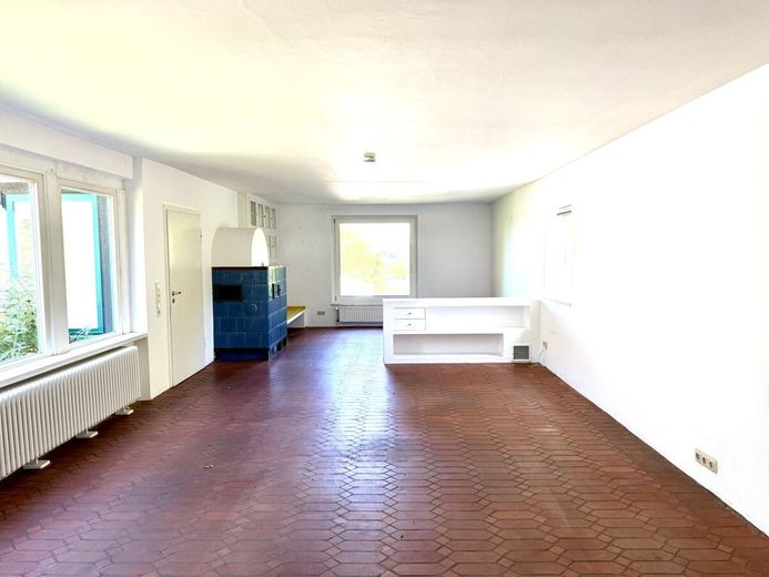 Absolute Rarität: Bungalow in Schildgen mit 6.612 m² Grundstück in direkter Waldrandlage – Einblicke ins Wohnzimmer