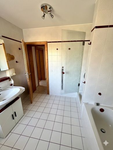 Helle Doppelhaushälfte mit großem Garten - frei ab Aug. 26 - ohne Provision – Bad mit Dusche & Badewanne
