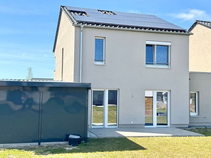 HORN IMMOBILIEN ++ Neuwertiges Einfamilienhaus in Neubrandenburg Obodritenstraße, EBK + Carport – Hausansicht vom Grundstück