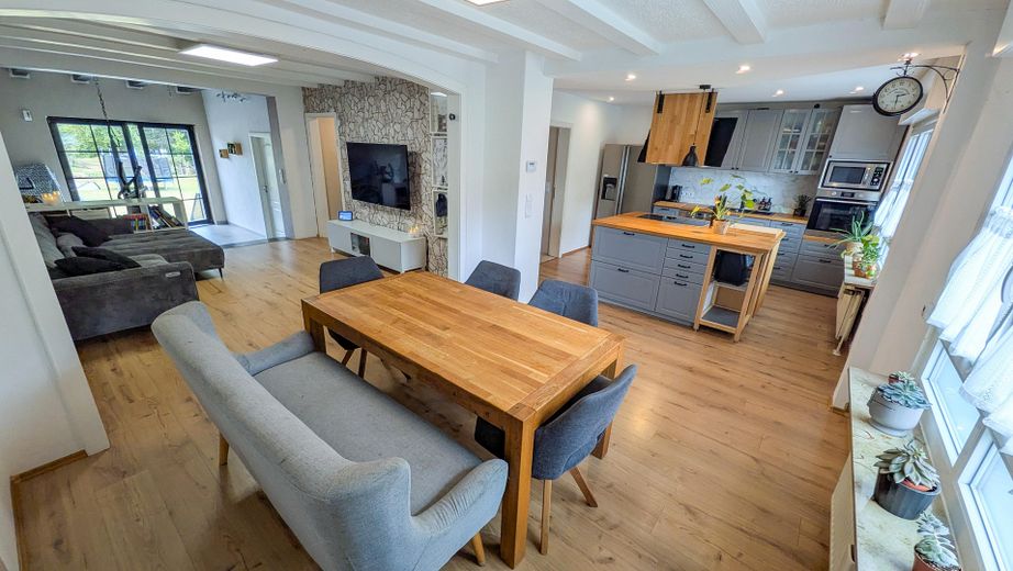 OHNE MAKLER! Freistehendes EFH auf 1.416 m² – seltenes Grundstück in zentraler Lage von Hennef – Wohnbereich