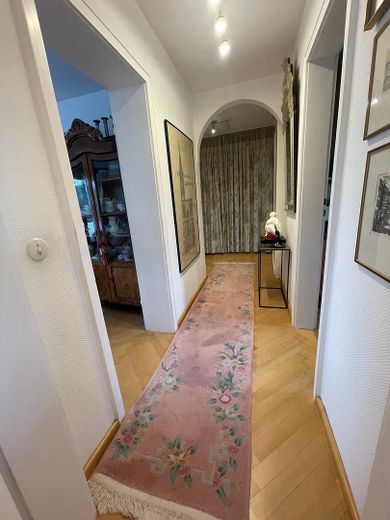 Coburg'da merkeze yakın konumda, ankastre mutfaklı, parkeli ve balkonlu güzel 3 odalı daire – Diele / Flur