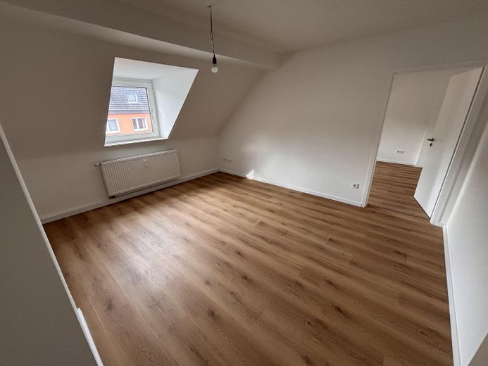 Sanierte Wohnung +  Nutzfläche im Spitzboden in Rüttenscheid – Wohnzimmer leer