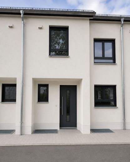 Erstbezug: A+ Neubau-Reihenhaus mit 6 Zimmern, Premiumküche, PV-Speicher & Garten – Hausansicht Eingang