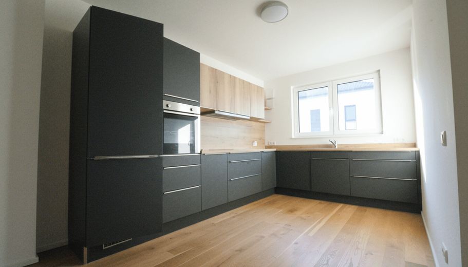 WRS Immobilien - Niederdorfelden - casa a schiera di testa come nuova con buone dotazioni + garage – Küche mit Einbauküche