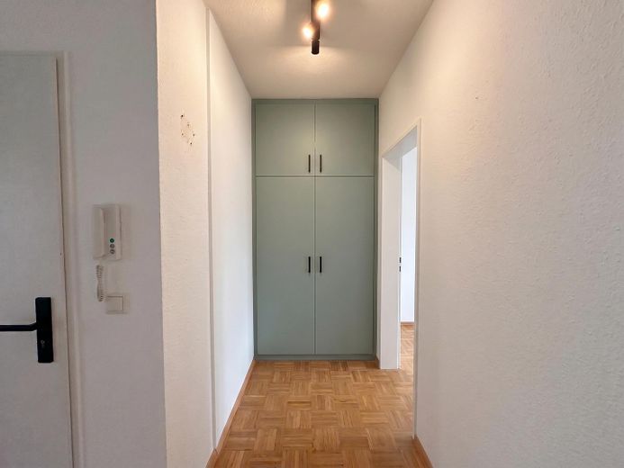 Komisyonsuz: Mainz Neustadt'ta balkonlu şık 3 odalı daire – Flur