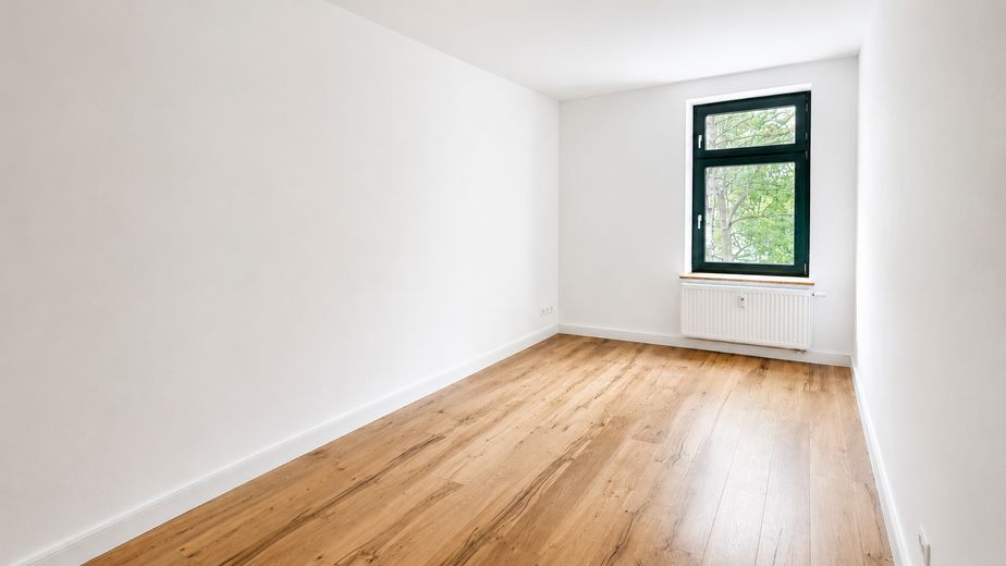 *Recently modernized: 2-room period apartment in Leipzig Stötteritz | Commission-free | 4% yield + 4.25% depreciation allowance* – Schlafzimmer