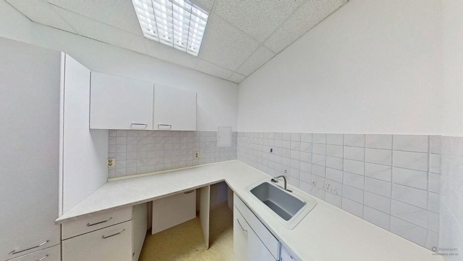 Großzügige Büroeinheit im 1. Obergeschoss in gepflegtem Geschäftshaus – kleine Büroküche