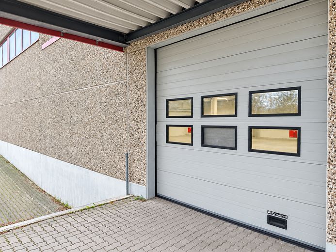 Ca. 1.700 m² Gewerbe-/Lagerfläche in Braunschweig-Stöckheim – befristet zu vermieten – Sektionaltor Lager