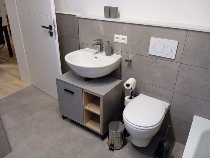 Möblierte 2-Zimmer-Neubauwohnung, Terasse, PKW-Stellplatz – Badezimmer