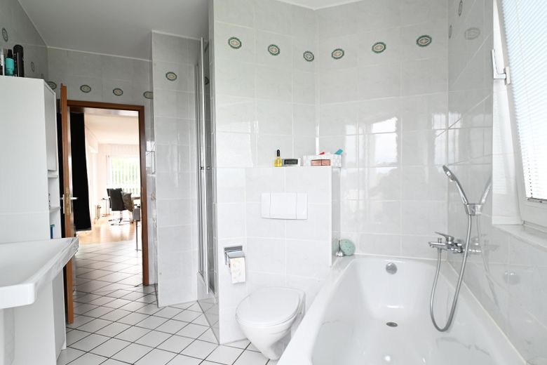Badezimmer mit Dusche