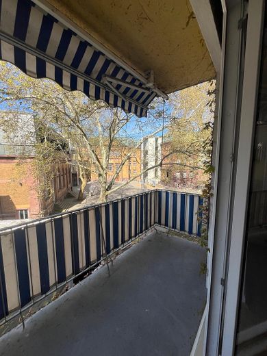 Nähe Wasserturm - sanierte Einzimmerwohnung mit großem Balkon – Balkon
