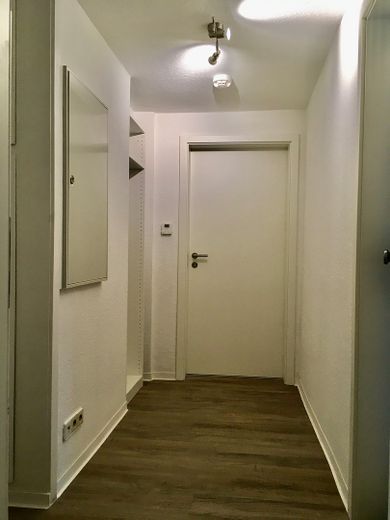 Von PRIVAT _  Komplettsanierung 2021, 2,5 ZW, DG, S-Zuffenhausen, nahe Stadtpark, S-Bahn + A81 – Blick Wohnungseingang in Flur