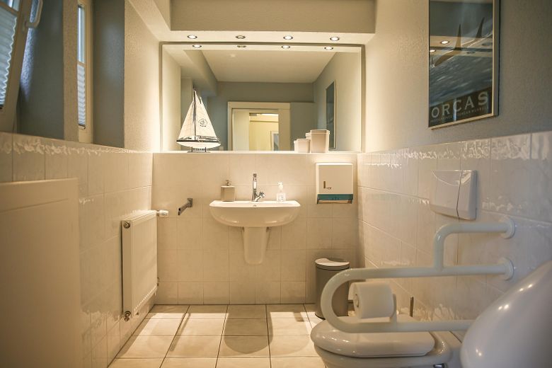 In vendita casa di alta qualità, molto ben curata, con fascino e due unità abitative – Badezimmer Untergeschoss