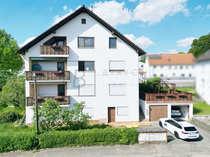 Geräumige 4-Zimmer-Wohnung mit sonnigem Balkon und Garagenstellplatz – Drohnenaufnahmen