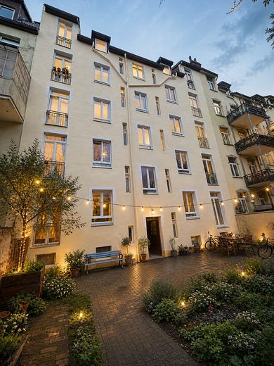 Mietrendite von 7,3% möglich!!! 10-Fam.-Haus in Hannover-Linden Mitte zu verkaufen – Rückseite abends