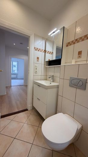 Zehlendorf: 3 habitaciones libres de comisión, en excelente estado, cerca del parque Laehr – Wannenbad mit neuem Waschtisch