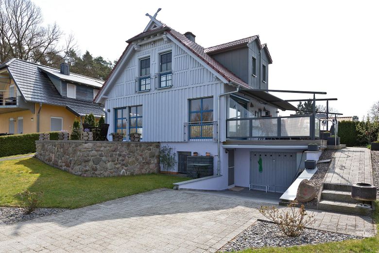 Haus am Fleesensee - unverbaubarer Seeblick - komplett möbliert – Haus Vorderansicht