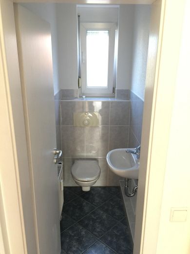 Moderne 3-Zimmer Wohnung mit Balkon, EBK und Garage – Gäste-WC