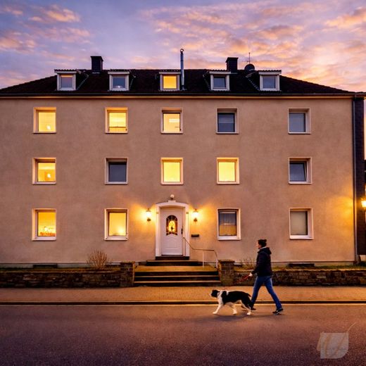 Seltene Gelegenheit: Großzügige 5-Zimmer-Dachgeschosswohnung mit Stellplatz unc ca.119m² Wohnfläche – Hausansicht