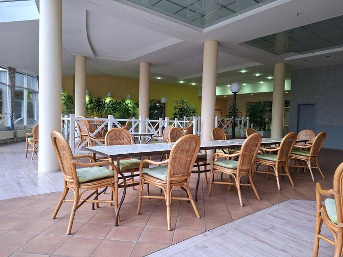 KURPARK-RESIDENZ Appartement en copropriété de 2 pièces, piscine/jacuzzi/sauna inclus dans les charges de copropriété, pompe à chaleur ! 1 place de parking en garage souterrain – Wintergarten im EG