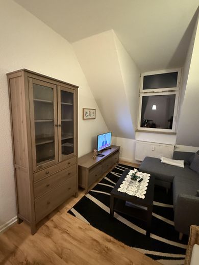 Möblierte 2 Zimmer-Wohnung in zentraler Lage in Frankfurt sachsenhausen – Wohnzimmer
