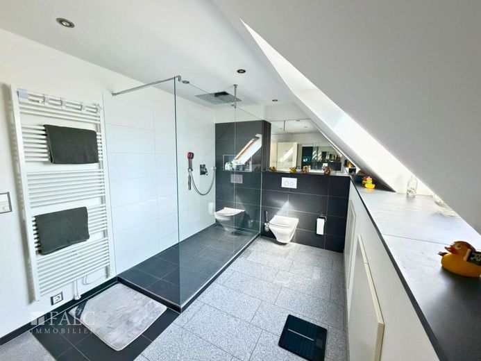 Wohnen und Arbeiten vereint im Kölner Norden – Badezimmer im 2.OG