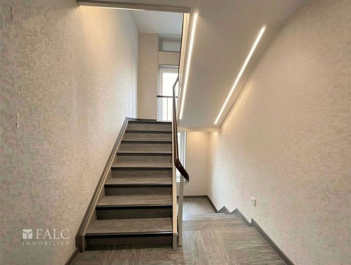 Einziehen und wohlfühlen - helle 3-Zimmer-Wohnung mit modernem Bad – Treppenhaus - (KI generiert)