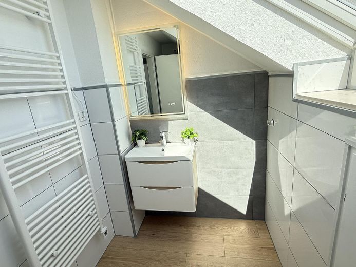 Frisch sanierte 2 Zimmer DG-Wohnung mit Einbauküche und Vorratsraum an der schönen Nordbahntrasse – Badezimmer