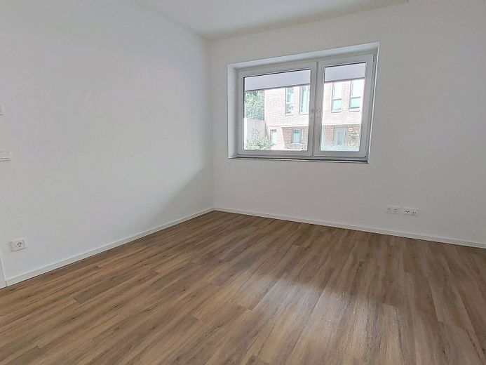 Modernes Wohnen auf zwei Ebenen: Stilvolle Maisonette-Wohnung mit eigenem Garten in Rissen – Schlafzimmer III im Erdgescho…