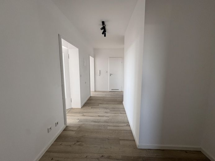 Bamberg'de balkonlu ve ankastre mutfaklı yenilenmiş 3 odalı daire (WE42) – Flur 