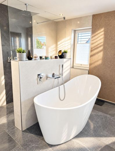 Villa urbana con estilo, tecnología moderna y confort exclusivo – Badezimmer