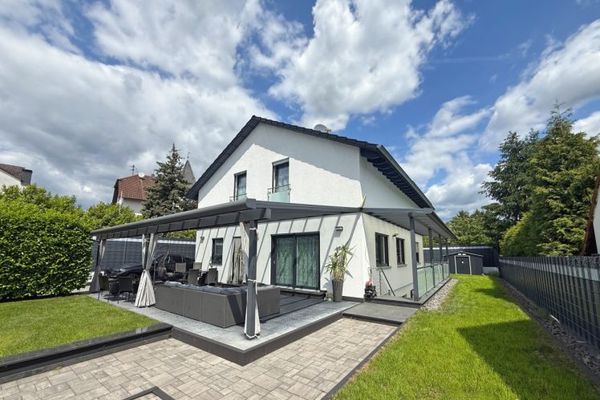 Modernes Effizienz-EFH mit PV, Doppelgarage & Garten in Karlstein