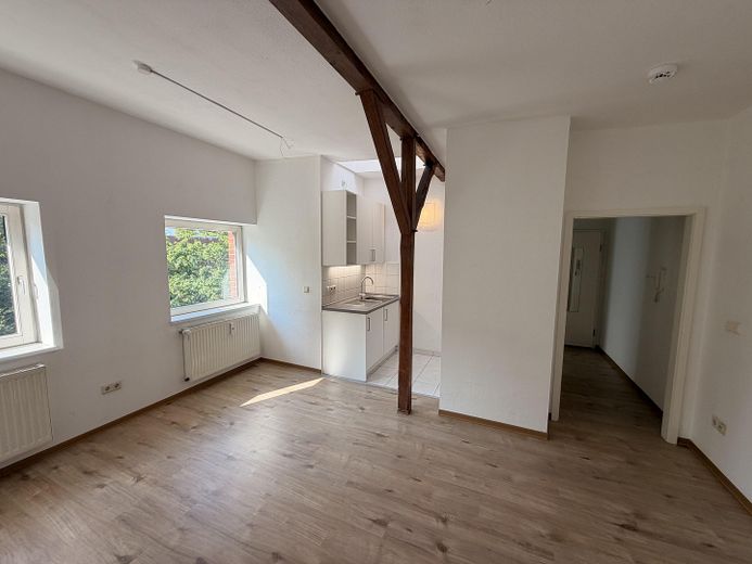 Appartement mansardé d’une pièce en situation centrale à vendre par un particulier – Wohnzimmer Richtung Küche 