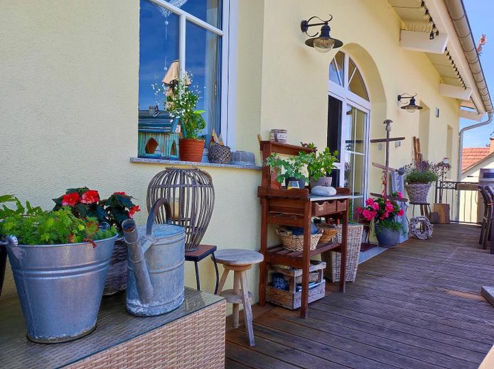 Stilvolles Landhaus mit vielseitig nutzbarer Werkstatt – Terrasse
