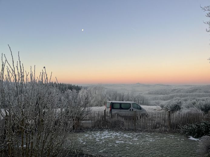 Fereinhaus Anwesen in exponierter Aussichtslage auf einem Höhenzug nahe Nürburgring provisionsfrei – Winterkulisse 