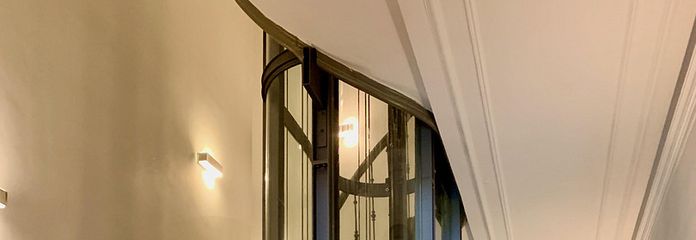 Treppenhaus mit Fahrstuhl