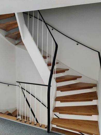 Bezugsfertiges Reihenhaus mit lichtdurchfluteter Glasterrasse – Treppenhaus