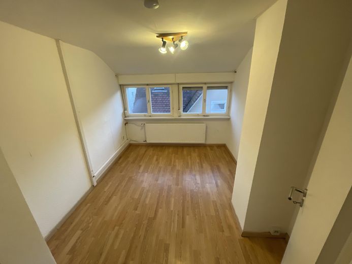 Sonnige 3 Zimmer DG-Whg.m.Stellplatz und Einbauküche in Stammheim ruhige Straße – Kinderzimmer/Arbeitszimmer