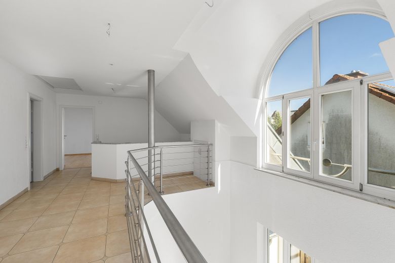 Casa familiare di 239 m² con piano giardino flessibile – senza provvigione – Blick zu Bad u gr Schlafzimmer