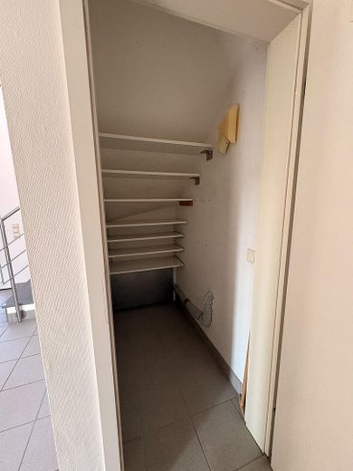 Wohnen wie im Haus: 4-Zimmer-Maisonette mit Talblick, Balkon und Carport – Abstellraum unter Treppe